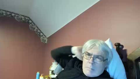 Snapshot of dug38 chatting on 10-17-25, 01:42 Doug online show from 10-17-25, 01:42