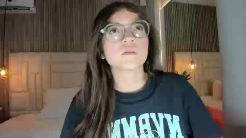 Snapshot of dulcevela chatting on 09-11-25, 10:43 dulcevela online show from 09-11-25, 10:43
