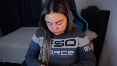 Snapshot of dumont_model chatting on 12-08-24, 04:57 Nicole online show from 12-08-24, 04:57