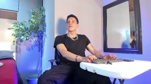 Snapshot of dustin_sonne chatting on 06-30-26, 09:27 Dustin Sonne online show from 06-30-26, 09:27