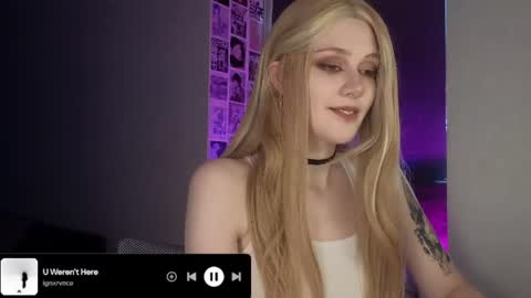 Snapshot of easy_izzy chatting on 07-24-26, 03:43 Madame online show from 07-24-26, 03:43