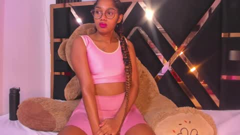 Snapshot of ebony_beautifull chatting on 02-28-25, 01:47 Luci online show from 02-28-25, 01:47