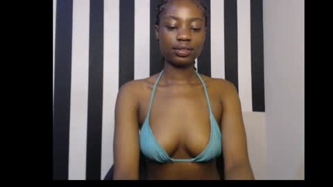 Snapshot of ebony_petitequeen chatting on 10-19-25, 10:05 Ella online show from 10-19-25, 10:05