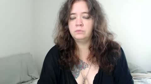 Snapshot of echosol17 chatting on 10-09-25, 05:22 Weird Echo online show from 10-09-25, 05:22