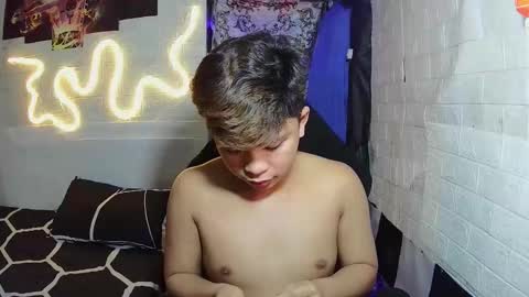 Snapshot of edrianburca052 chatting on 11-18-25, 02:50 urasian chub online show from 11-18-25, 02:50