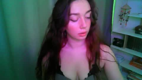 Snapshot of effie_balconii chatting on 10-13-25, 11:32 effie_balconii online show from 10-13-25, 11:32