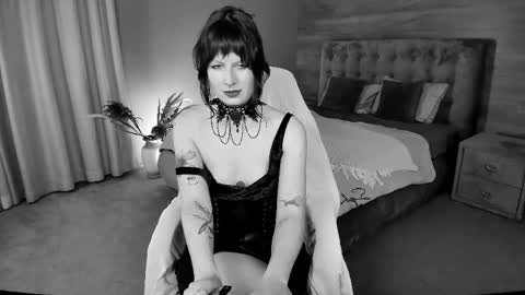 Snapshot of effie_mirell chatting on 05-09-26, 03:17 Mistress Effie online show from 05-09-26, 03:17