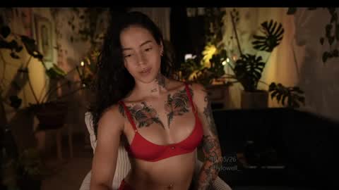 Snapshot of effylowell_ chatting on 05-19-26, 01:56 Effy online show from 05-19-26, 01:56
