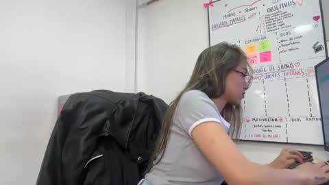 eimy_rosse18 online show from 05-21-26, 05:20