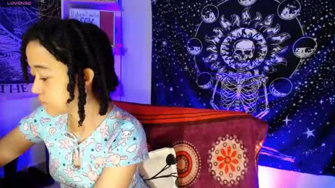 Ela  Help me reach 100 thumbs up online show from 05-26-26, 04:52