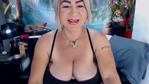Snapshot of elektra_4_you chatting on 10-12-25, 12:04 XIOMY give LIKE on my page online show from 10-12-25, 12:04