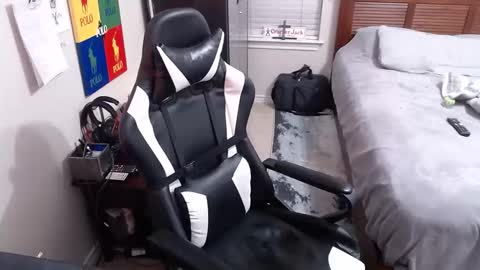 Snapshot of elevatetlb chatting on 10-13-25, 04:34 Walker online show from 10-13-25, 04:34