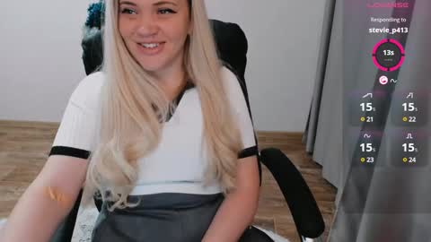 Snapshot of elia_ chatting on 01-15-25, 10:06 Ella online show from 01-15-25, 10:06