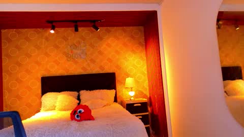 Snapshot of elian_craiggggg chatting on 02-22-26, 02:04 Elian online show from 02-22-26, 02:04