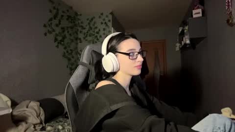 Snapshot of elinorashfield chatting on 05-23-26, 01:26 Milica online show from 05-23-26, 01:26