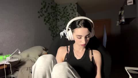 Snapshot of elinorashfield chatting on 05-25-26, 10:10 Milica online show from 05-25-26, 10:10