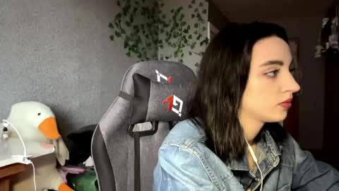Snapshot of elinorashfield chatting on 05-29-26, 06:22 Milica online show from 05-29-26, 06:22