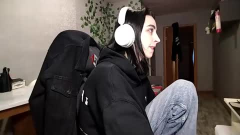 Snapshot of elinorashfield chatting on 06-16-26, 01:14 Milica online show from 06-16-26, 01:14