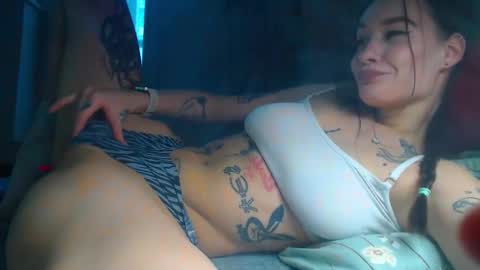 Snapshot of elisa_bright chatting on 02-14-25, 06:02 Tati online show from 02-14-25, 06:02