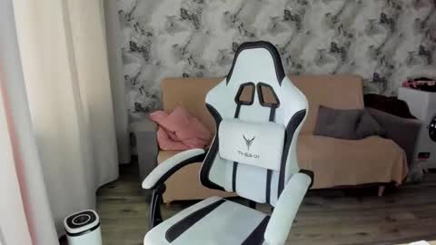 Snapshot of elisa_kollin chatting on 09-28-25, 07:58 Aletta Oushen online show from 09-28-25, 07:58