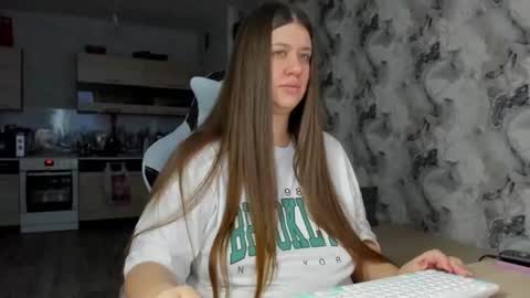 Snapshot of elisa_kollin chatting on 11-23-25, 10:04 Aletta Oushen online show from 11-23-25, 10:04