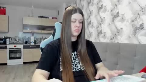 Snapshot of elisa_kollin chatting on 11-30-25, 10:19 Aletta Oushen online show from 11-30-25, 10:19