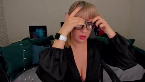 Elisabeth online show from 02-06-25, 02:37