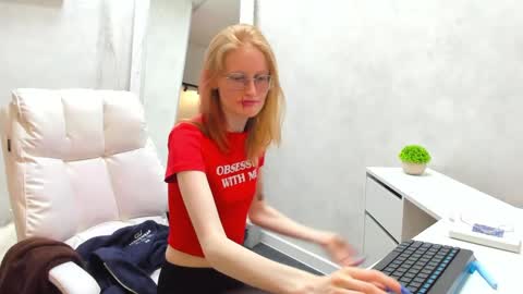 Snapshot of elizabeth_harpper chatting on 03-05-25, 03:07 Elizabeth online show from 03-05-25, 03:07