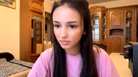 Mia online show from 11-06-25, 10:27