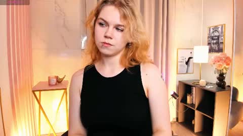 Snapshot of elizabethvane chatting on 06-18-26, 06:35 Elizabeth online show from 06-18-26, 06:35