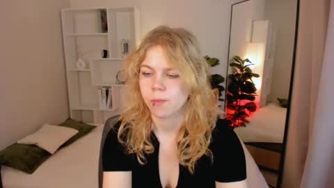 Snapshot of elizabethvane chatting on 06-25-26, 05:23 Elizabeth online show from 06-25-26, 05:23