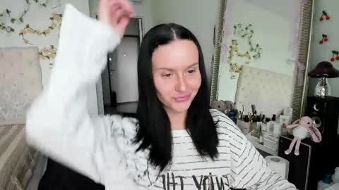 ELLA online show from 05-26-26, 01:07