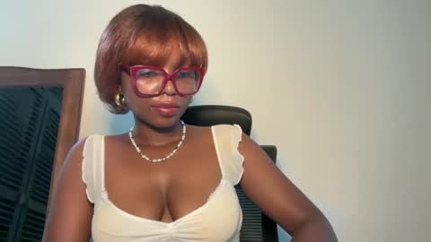 Snapshot of ella_laurel chatting on 06-03-26, 10:51 Ella online show from 06-03-26, 10:51