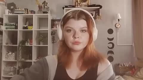 Snapshot of ellamaeprewer chatting on 06-10-26, 09:41 Kira online show from 06-10-26, 09:41