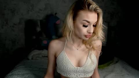 ellamilla online show from 04-21-26, 01:39