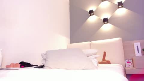 Ella online show from 01-30-25, 07:39