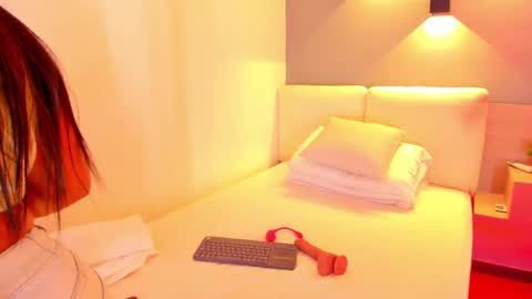 Ella online show from 09-11-25, 10:37