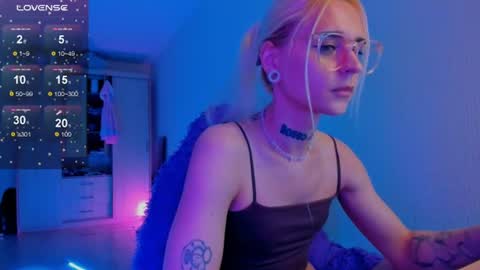 Snapshot of elli_26 chatting on 07-09-26, 03:49 Ellie online show from 07-09-26, 03:49