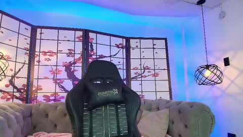 Ellie Bloom online show from 12-21-25, 07:32