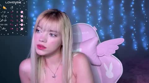 Snapshot of ellie_lovely_girl chatting on 11-25-25, 06:52 ellie online show from 11-25-25, 06:52