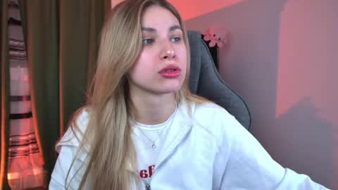 Snapshot of elliecutes chatting on 04-28-26, 05:45 elliecutes online show from 04-28-26, 05:45