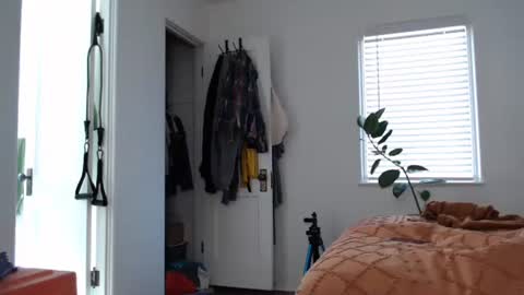 Ellie Rowyn online show from 12-17-25, 06:58