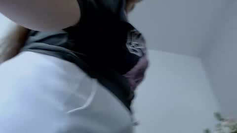 Ellie online show from 04-09-26, 07:03