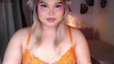 Snapshot of ellise_husson chatting on 07-19-26, 05:05 Ellise online show from 07-19-26, 05:05