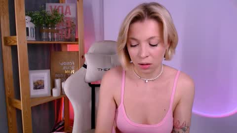 Elly online show from 11-28-25, 03:09