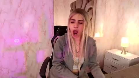 Elodie  online show from 04-10-26, 01:05