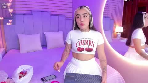 Snapshot of elodie_walker chatting on 02-11-25, 12:05 Elodie online show from 02-11-25, 12:05