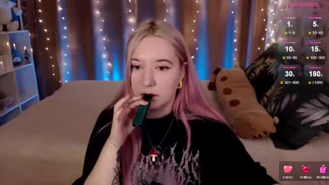 Snapshot of elovinora chatting on 12-15-24, 07:21 Ela give me a thumbs up if you like it and this is important for the development of the account online show from 12-15-24, 07:21