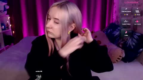 Snapshot of elovinora chatting on 12-20-24, 07:28 Ela give me a thumbs up if you like it and this is important for the development of the account online show from 12-20-24, 07:28