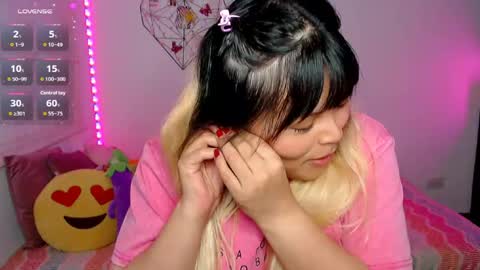 Snapshot of elymoon chatting on 05-08-26, 11:10 Ely online show from 05-08-26, 11:10